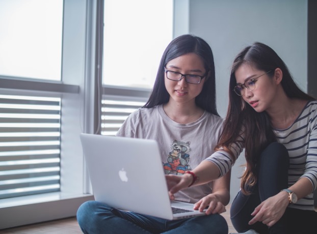 Two small business owners using cost-effective online faxing after transitioning from traditional fax machines.